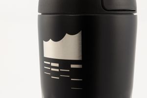 Produktabbildung »Coffee-to-go Becher Elbphilharmonie Logo Silber«